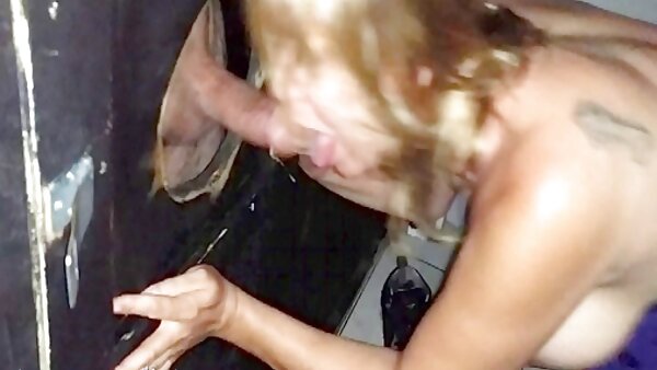 perempuan murahan keriting Lara lateks menggoda yang sex curang miang amatur si rambut coklat dan pita dia tetek pada cam