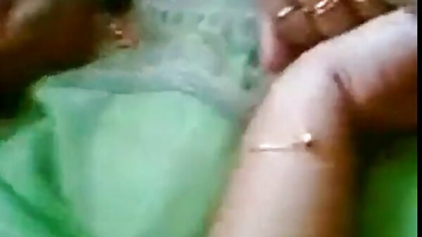 Anak ayam berpayudara besar Sunny Leone mendapat puting susunya disedut oleh seks budak melayu GF lesbiannya